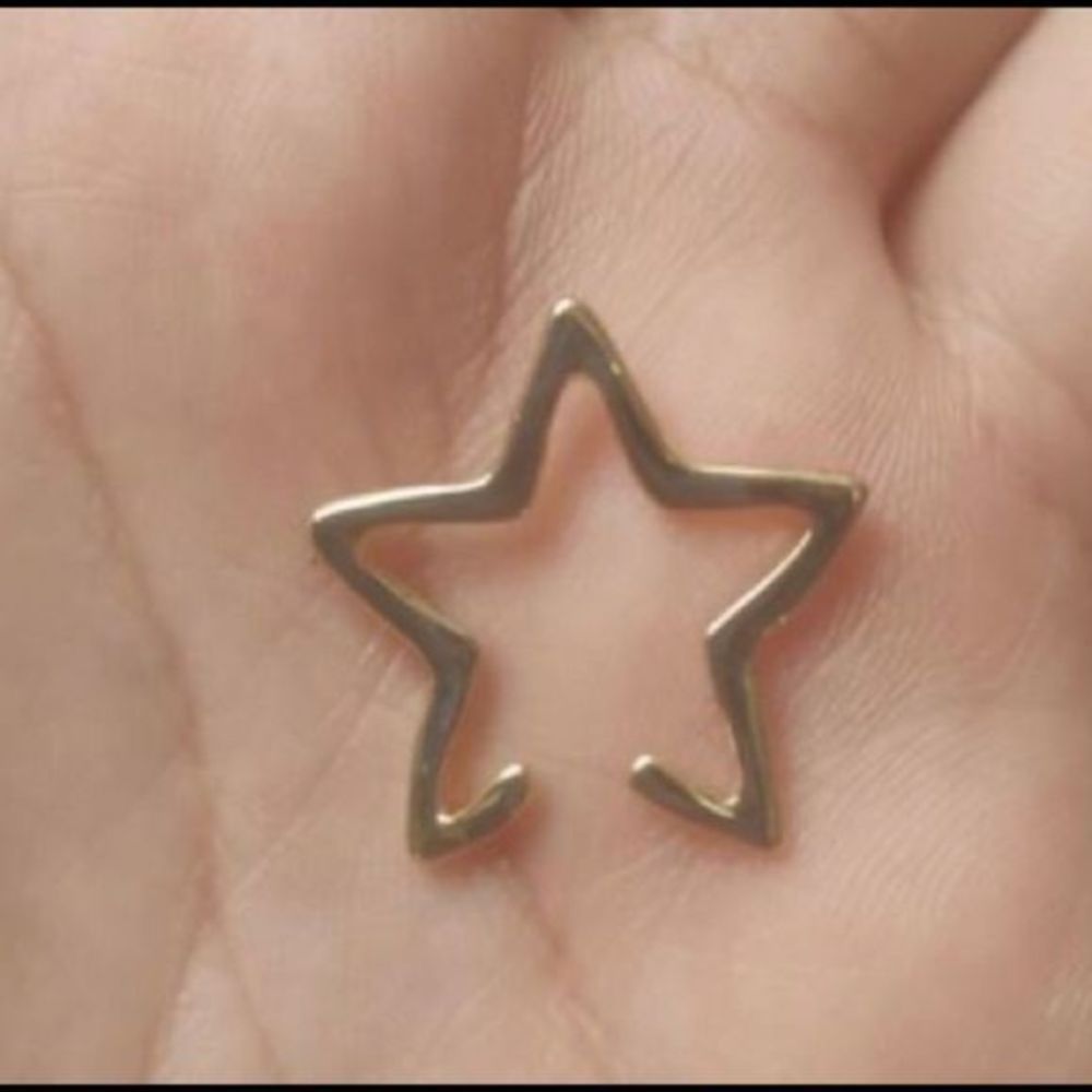 Gold Star ear cuff - Picture 3 of 4